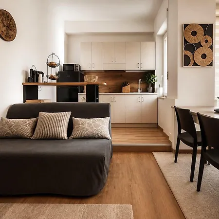 Alma Charming With Balcony Apartment Verona